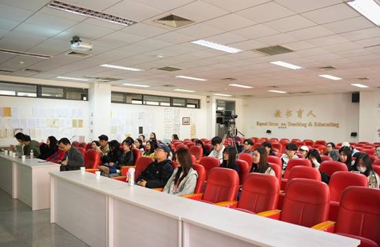 说明:人们在看台上的人在房间里  中度可信度描述已自动生成