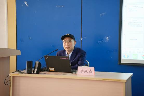 说明:桌子上放着电视的人  中度可信度描述已自动生成
