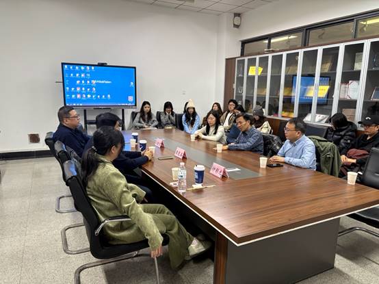 说明:会议室里的人们 AI 生成的内容可能不正确。