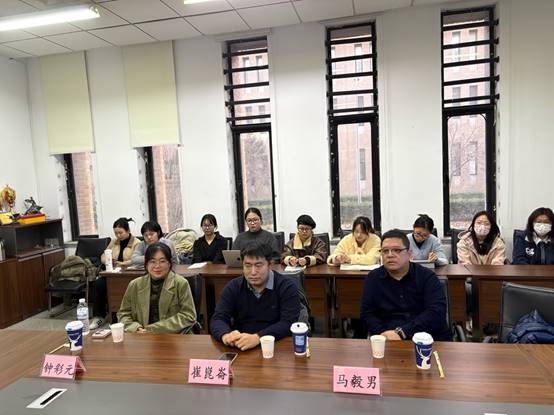 说明:会议室里的人们 AI 生成的内容可能不正确。