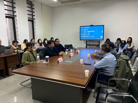 说明:会议室里的人们 AI 生成的内容可能不正确。